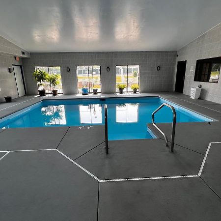Sky Lodge Inn & Suites - Delavan Extérieur photo