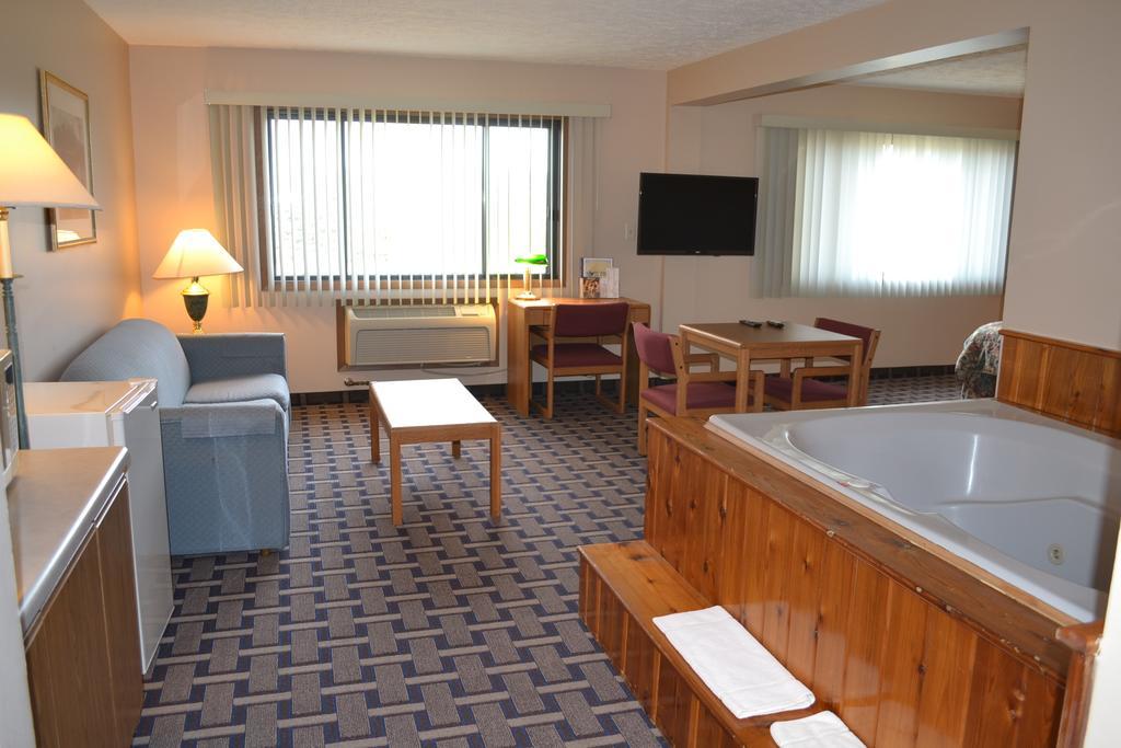 Sky Lodge Inn & Suites - Delavan Extérieur photo