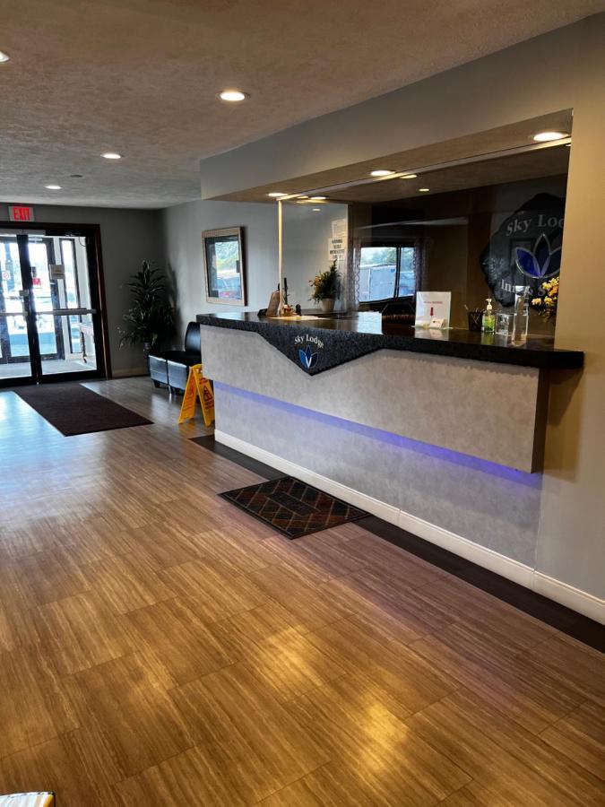Sky Lodge Inn & Suites - Delavan Extérieur photo