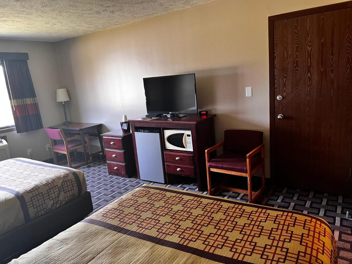 Sky Lodge Inn & Suites - Delavan Extérieur photo