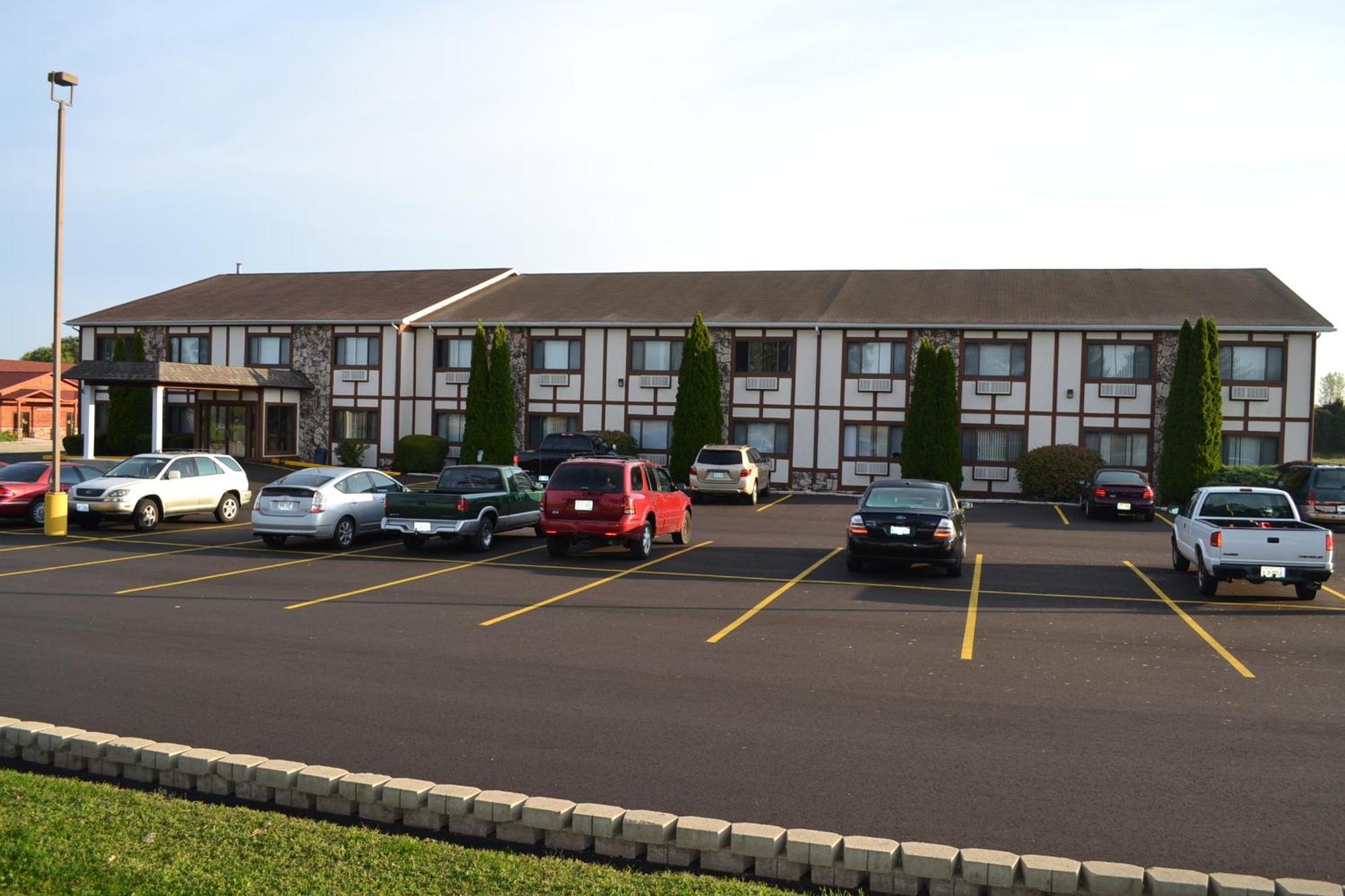 Sky Lodge Inn & Suites - Delavan Extérieur photo