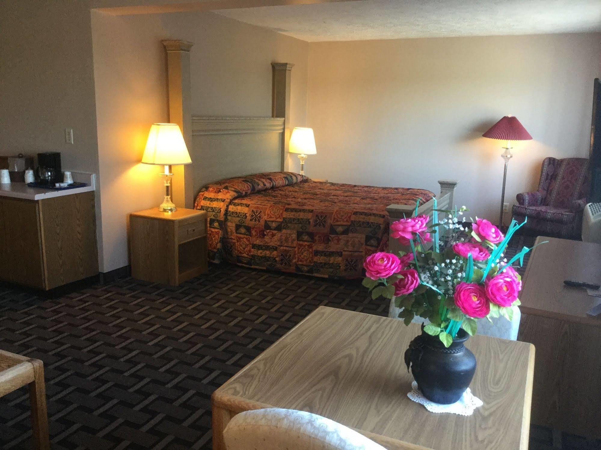 Sky Lodge Inn & Suites - Delavan Extérieur photo