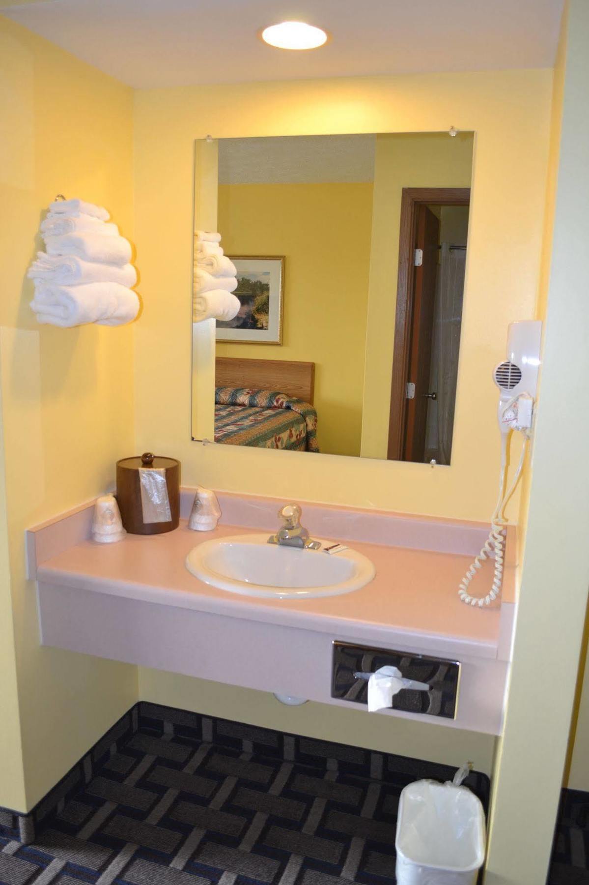 Sky Lodge Inn & Suites - Delavan Extérieur photo