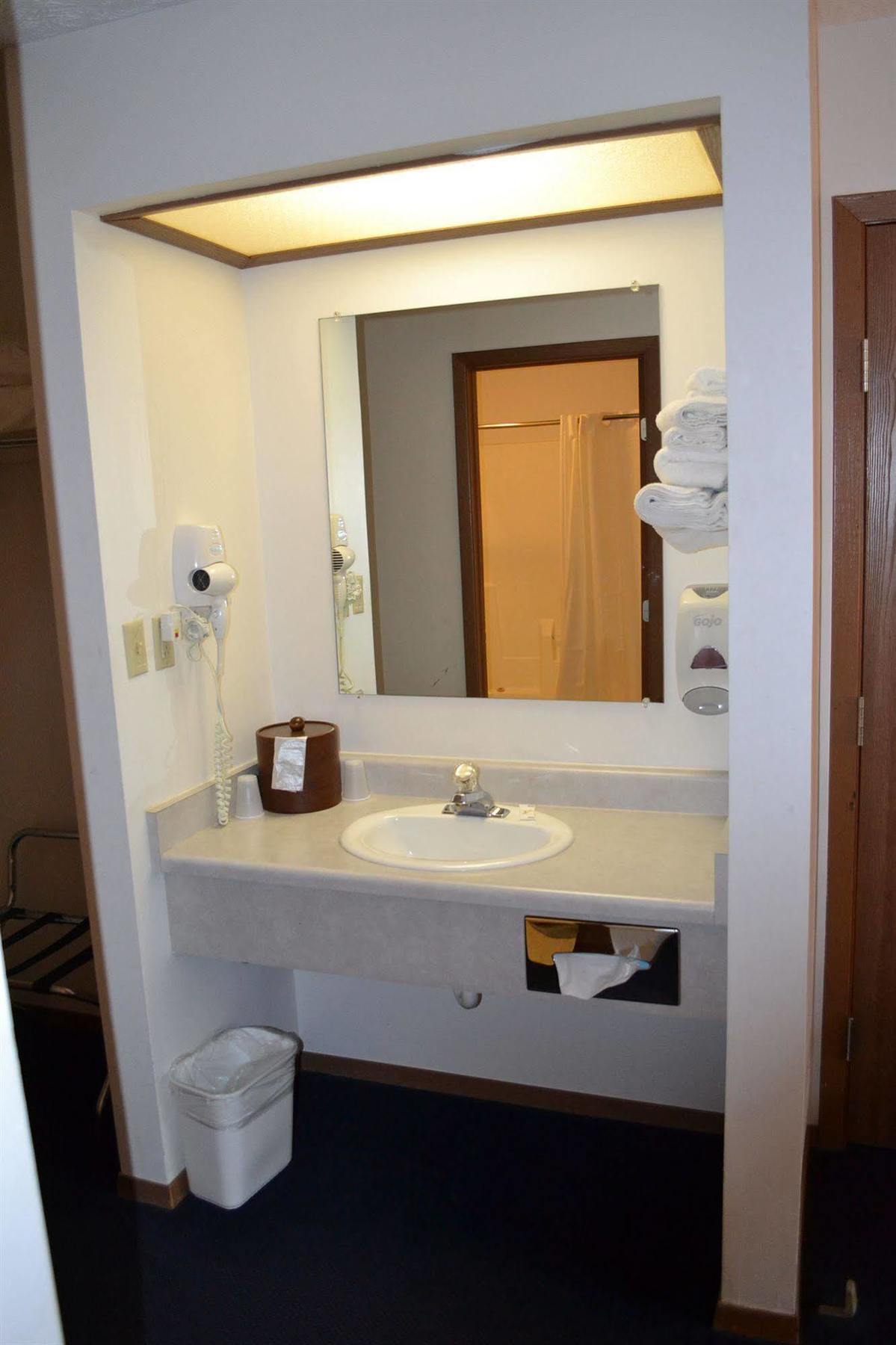 Sky Lodge Inn & Suites - Delavan Extérieur photo