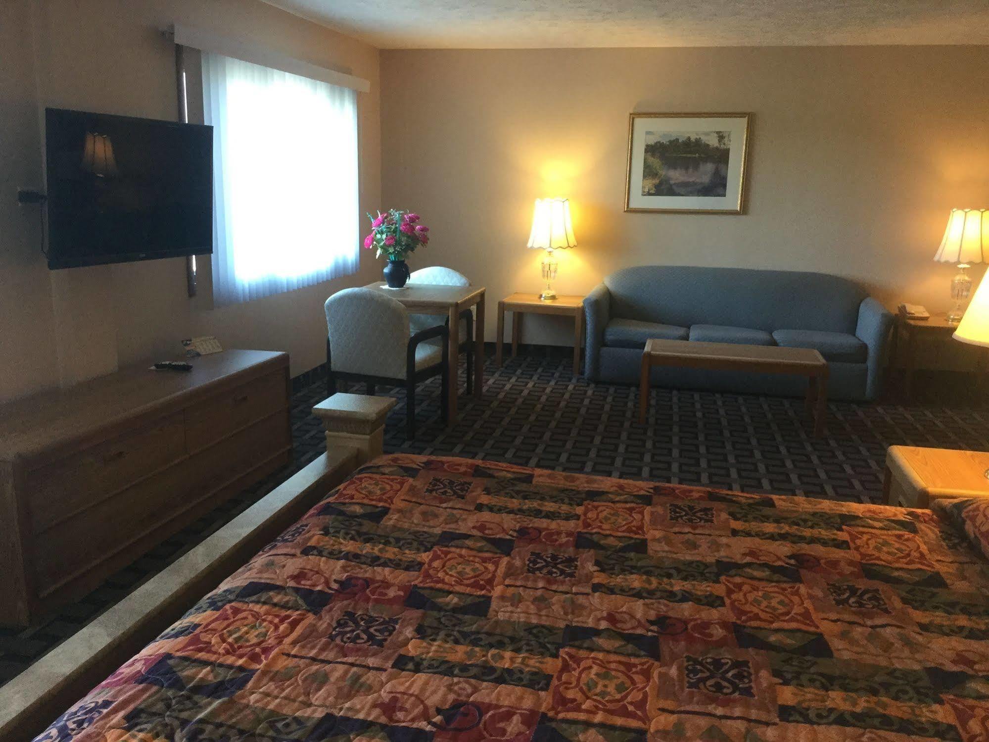 Sky Lodge Inn & Suites - Delavan Extérieur photo