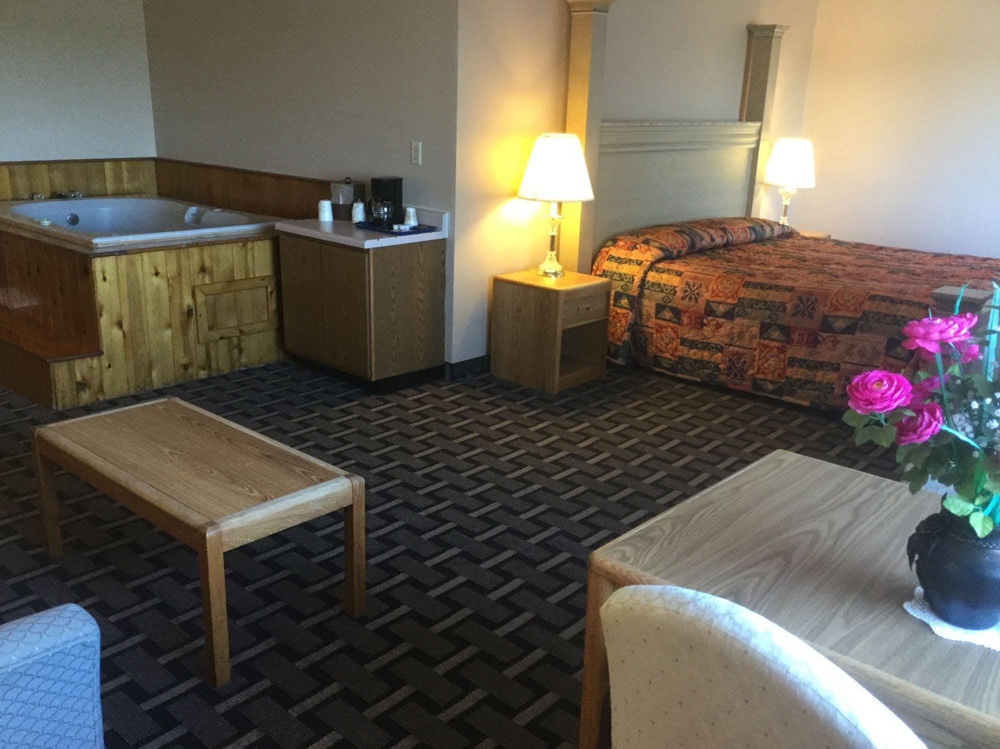 Sky Lodge Inn & Suites - Delavan Extérieur photo