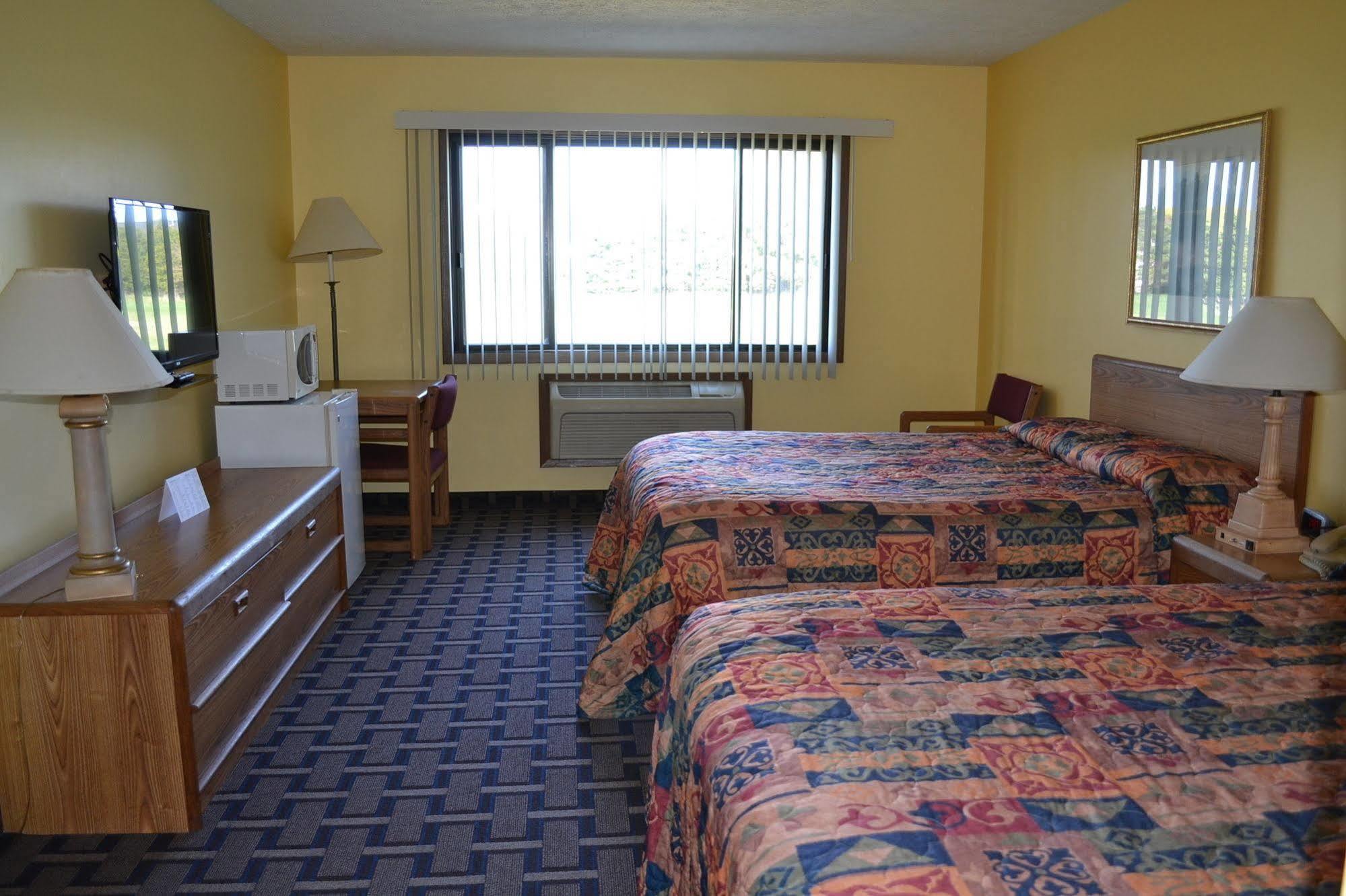Sky Lodge Inn & Suites - Delavan Extérieur photo