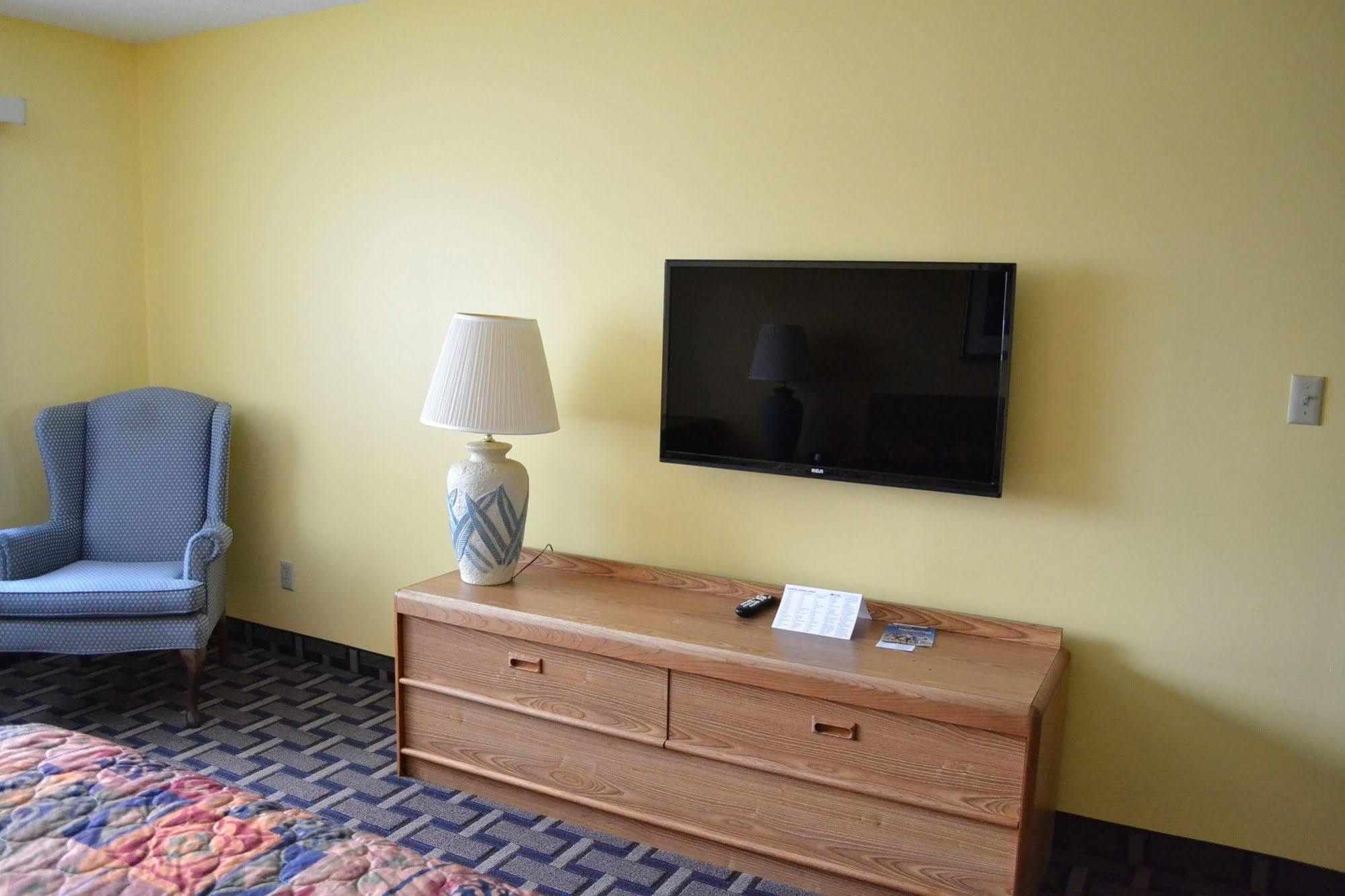 Sky Lodge Inn & Suites - Delavan Extérieur photo