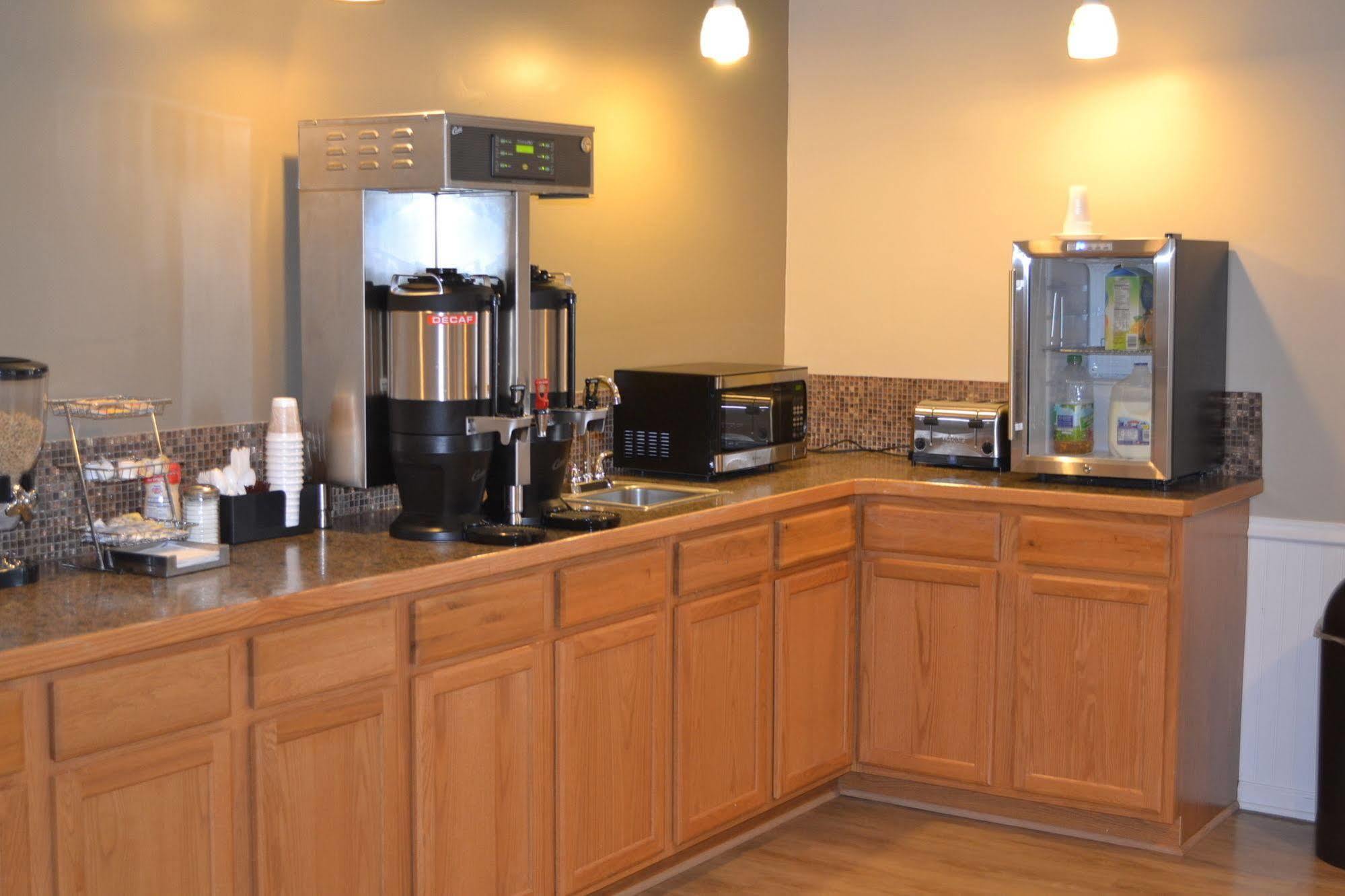 Sky Lodge Inn & Suites - Delavan Extérieur photo