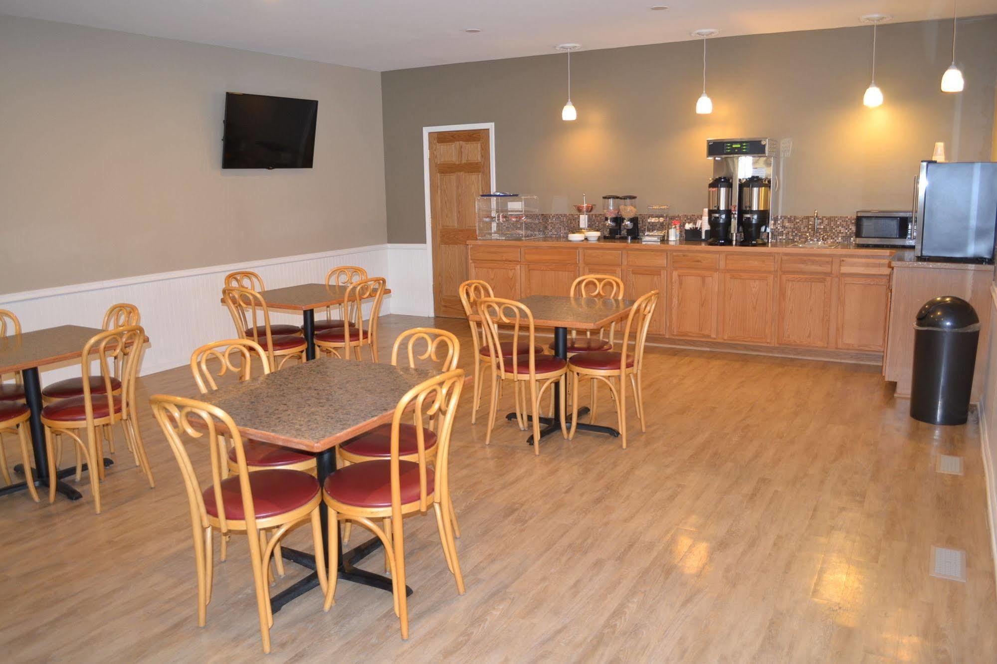 Sky Lodge Inn & Suites - Delavan Extérieur photo