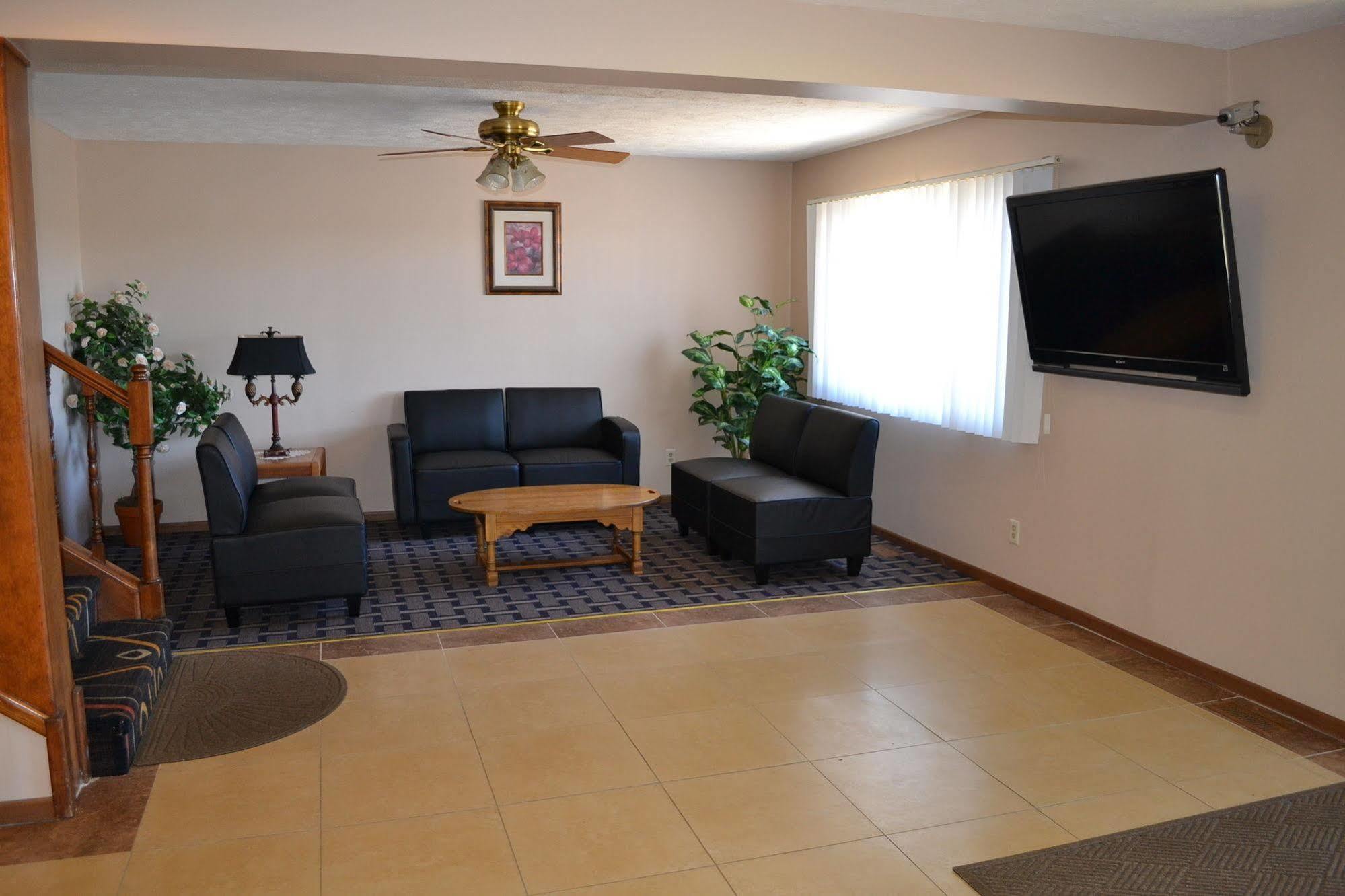 Sky Lodge Inn & Suites - Delavan Extérieur photo