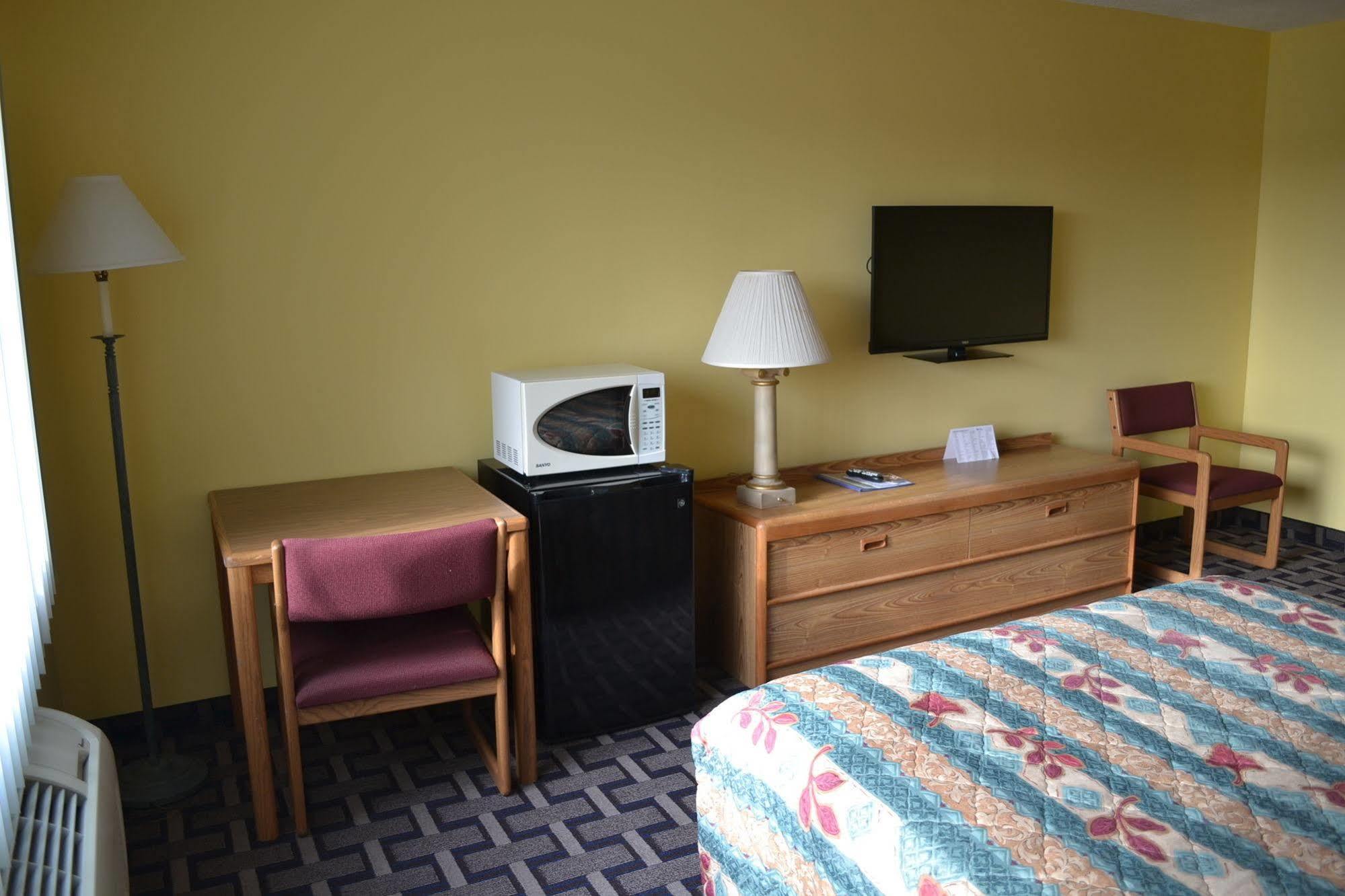 Sky Lodge Inn & Suites - Delavan Extérieur photo