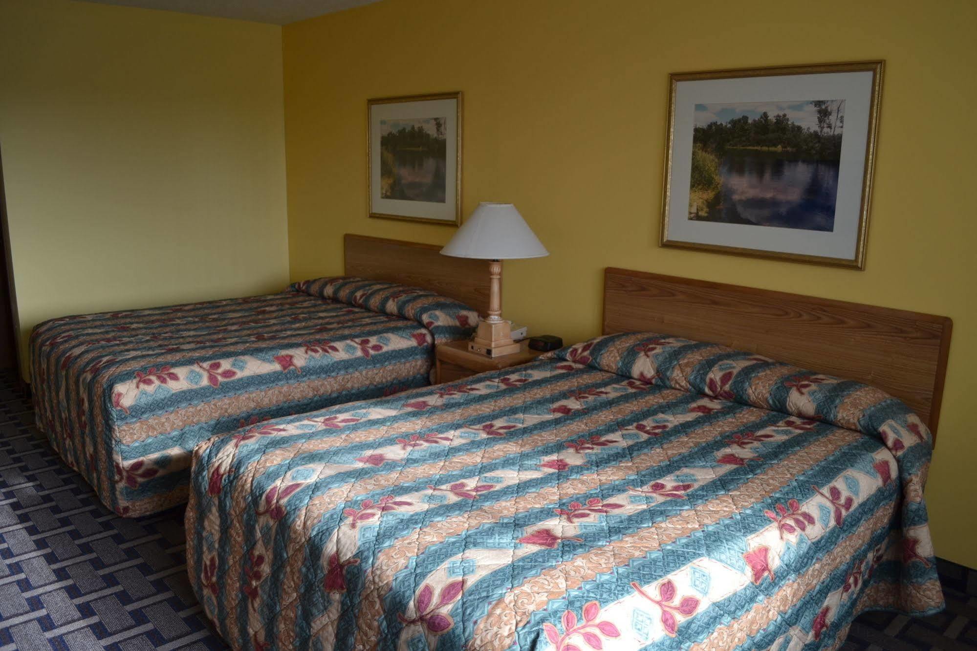 Sky Lodge Inn & Suites - Delavan Extérieur photo