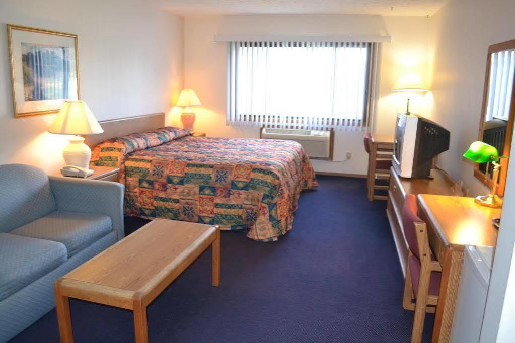 Sky Lodge Inn & Suites - Delavan Extérieur photo