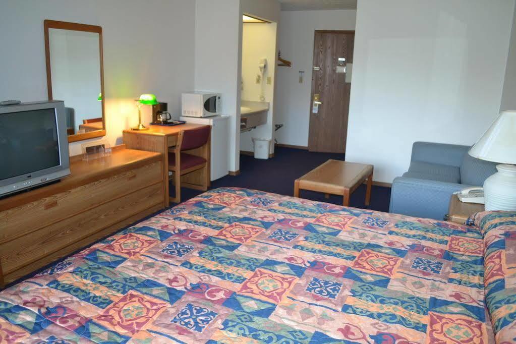 Sky Lodge Inn & Suites - Delavan Extérieur photo