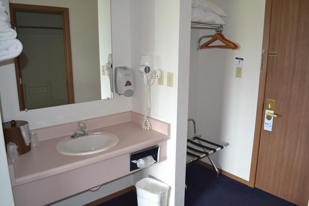 Sky Lodge Inn & Suites - Delavan Extérieur photo