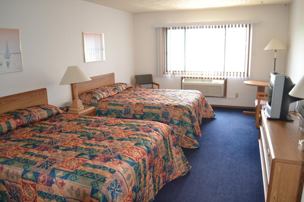 Sky Lodge Inn & Suites - Delavan Extérieur photo